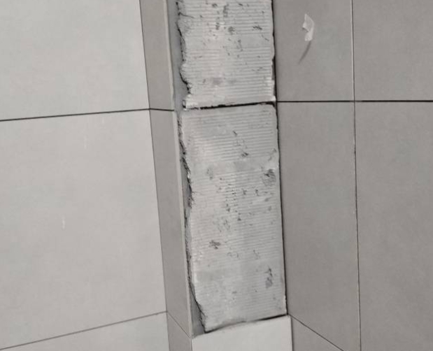 靖远瓷砖空鼓维修公司分享下瓷砖施工前基层浇水润湿程度不足，可能导致以下问题